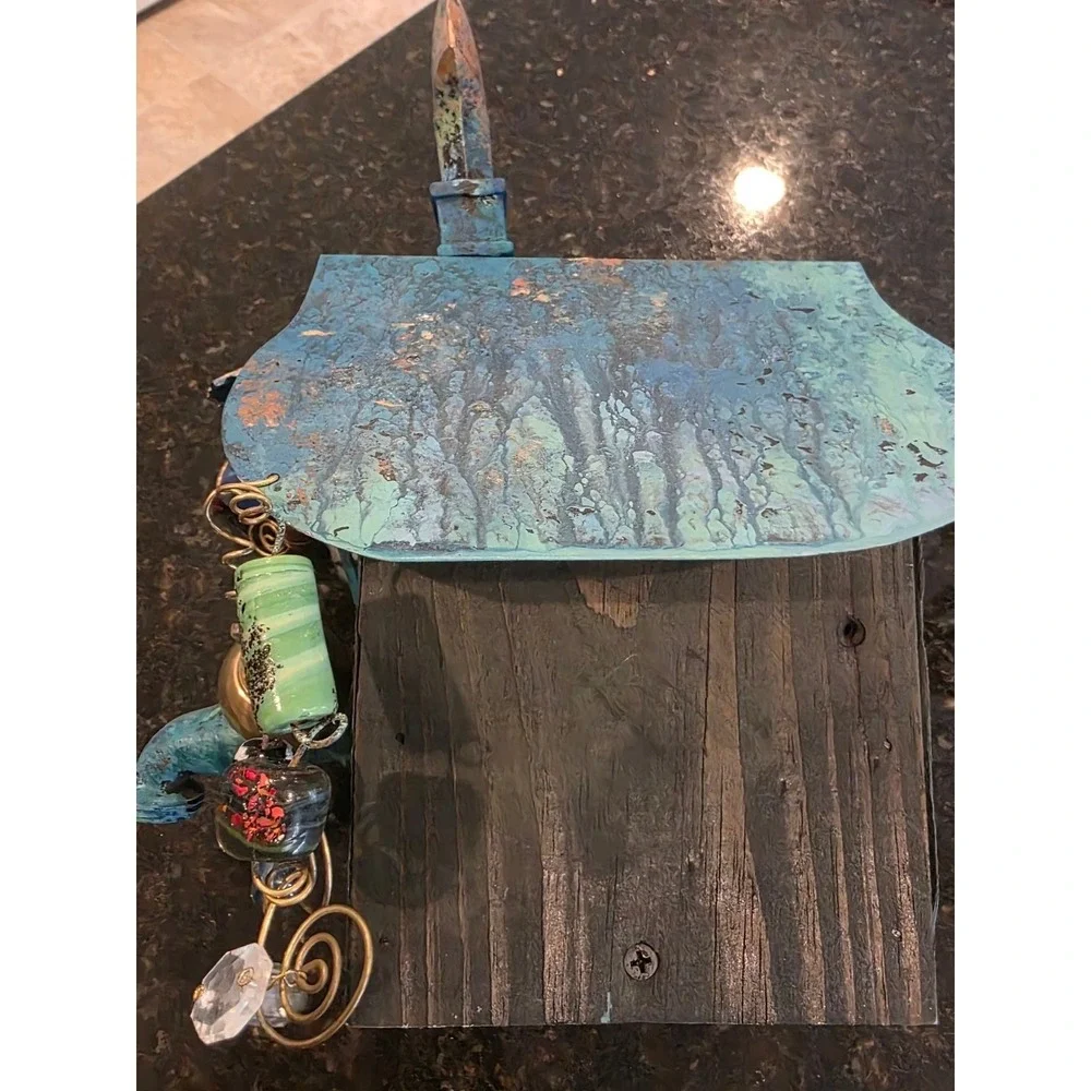 Birdhouse with bobbles